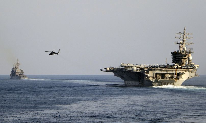 ABD'nin uçak gemisi USS Dwight D. Eisenhower ve diğer savaş gemileri Hürmüz Boğazı'nı geçerek Basra Körfezi'ne doğru seyrederken, 23 Kasım 2023