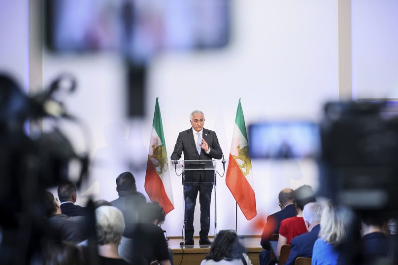 Devrik İran Şahı Muhammed Rıza Pehlevi'nin oğlu Rıza Pehlevi, Paris'te bir konferans sırasında açıklamalarda bulunuyor, 23 Haziran 2025