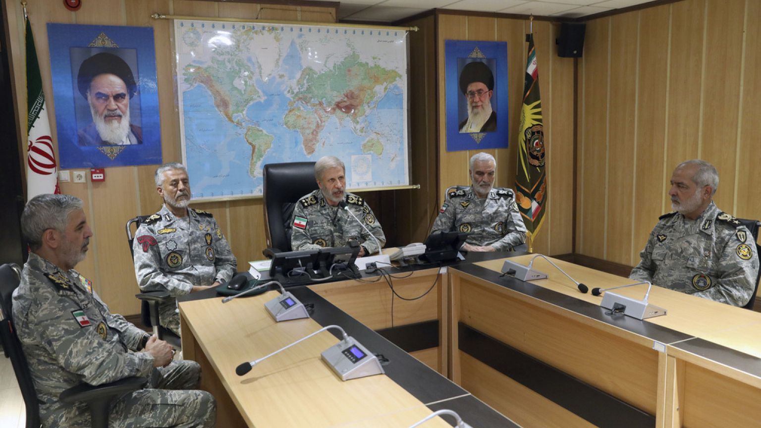 İran ordusunun genel komutanı Tümgeneral Amir Hatami, askeri liderlerle birlikte video konferans düzenlerken, 23 Haziran 2025