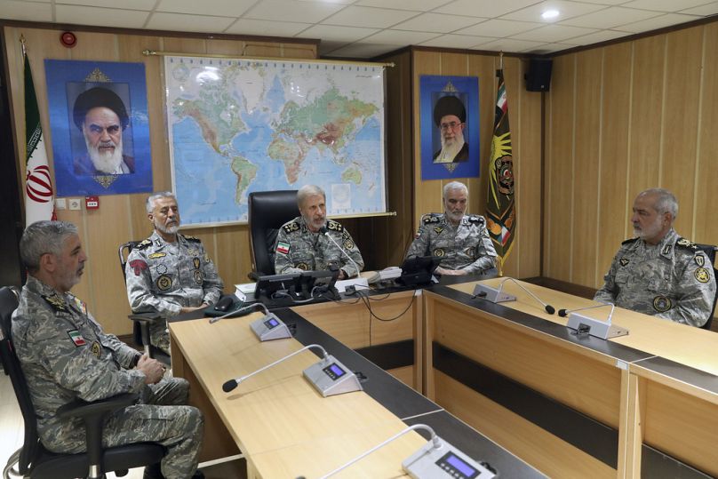 İran Genelkurmay Başkanı Orgeneral Emir Hatemi (ortada), üst düzey ordu komutanlarıyla birlikte Zülfikar Merkez Karargahı’nda konuşma yaparken, 23 Haziran 2025