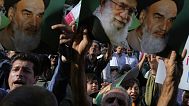 Vasárnap irániak ezrei tüntettek az amerikai csapások ellen, magasba tartva Hamenei Legfelsőbb Vezető és Khomeini ajatollah képeit 