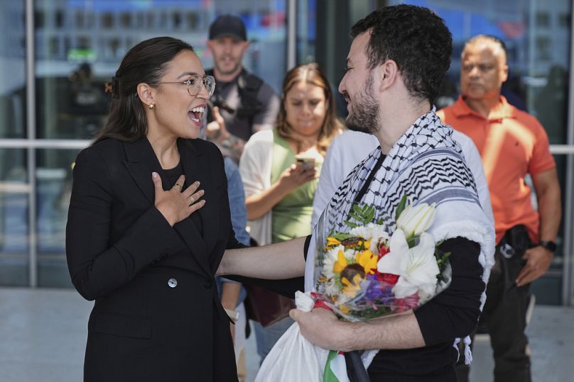 Mahmut Halil, Demokrat Partili Kongre Üyesi Alexandria Ocasio-Cortez ile konuşurken, 21 Haziran 2025