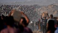 Palesztinok élelmiszert és humanitárius segélyt visznek a Világélelmezési Program Gáza városba tartó konvojából kirakodva a Gázai övezet északi részén, 2025. június 16-án, hétfőn.