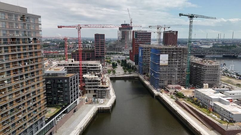 A Hafencity East távfűtési rendszerét az Aurubis fémipari vállalat rézöntödéjéből származó CO2-mentes hulladékhő látja el, amelynek kéményei a háttérben jobbra láthatók