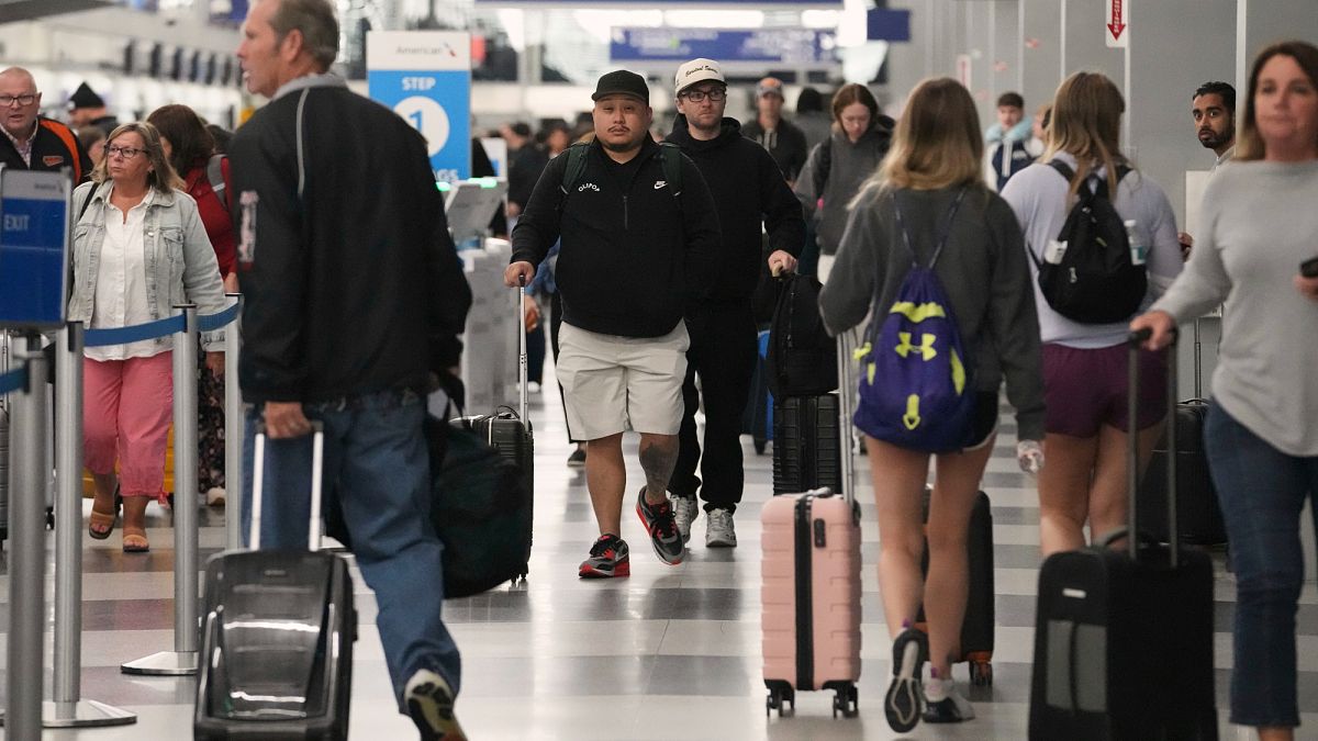 MEPs propose two pieces of free hand luggage when travelling by plane