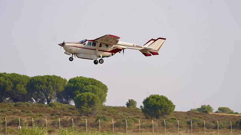 Οι εναέριες έρευνες από μικρά αεροσκάφη συμπληρώνουν την έρευνα σήμανσης με την καταμέτρηση των κοπαδιών τόνου που τρέφονται στην επιφάνεια.