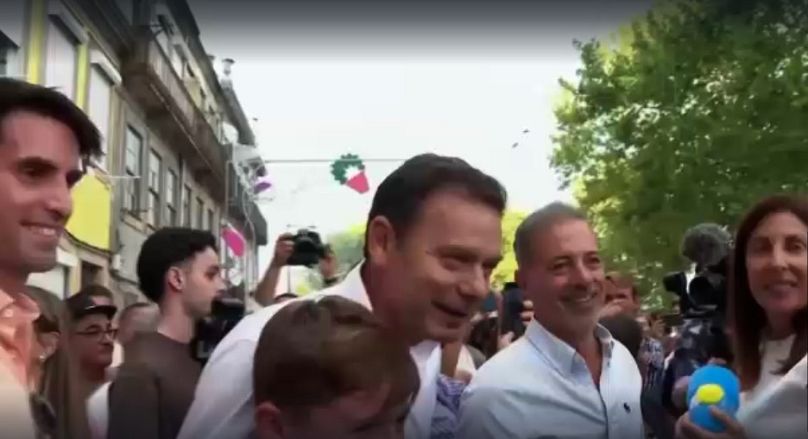 Le Premier ministre portugais Luís Montenegro (au centre) et Pedro Duarte (à sa gauche) candidat à la mairie de Porto