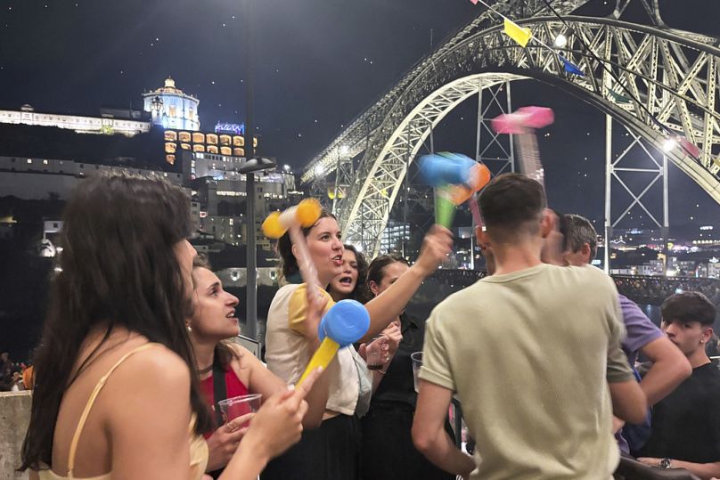 Des jeunes s'affrontent à coups de marteau en plastique lors d'une fête.