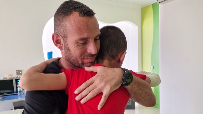 La storia Asaad, bimbo di 8 anni colpito da una bomba a Gaza. A Torino ritrova la vista