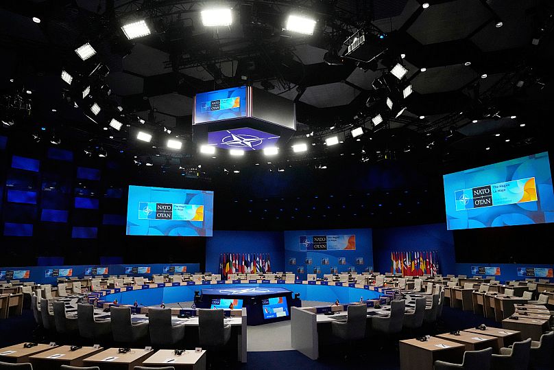 Vue intérieure de la salle de conférence pour le prochain sommet de l'OTAN à La Haye, Pays-Bas, lundi 23 juin 2025.