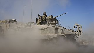 Soldados israelíes avanzan por la frontera con Gaza, en el sur de Israel, el jueves 8 de mayo de 2025.