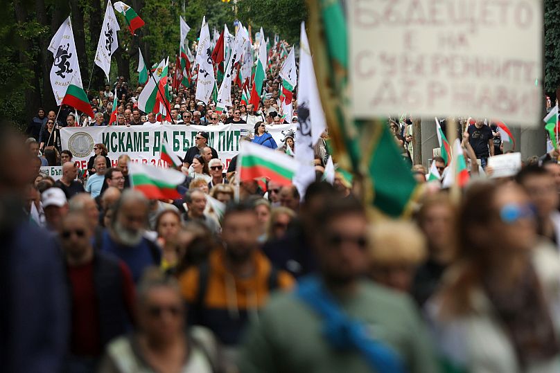 Des milliers de Bulgares sont descendus dans les rues de la capitale, Sofia, et d'autres grandes villes pour protester contre les projets du gouvernement d'adopter l'euro.