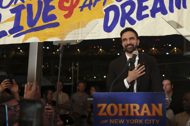 Zohran Mamdani már a végeredmény tudatában beszédet mond New Yorkban, 2025. június 25-én