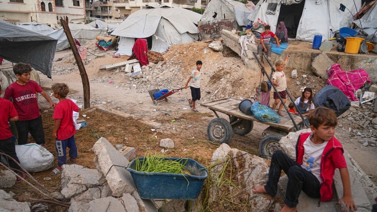 فوق الركام: الطالبة سارة تحوّل أنقاض منزلها في خان يونس إلى صف دراسي