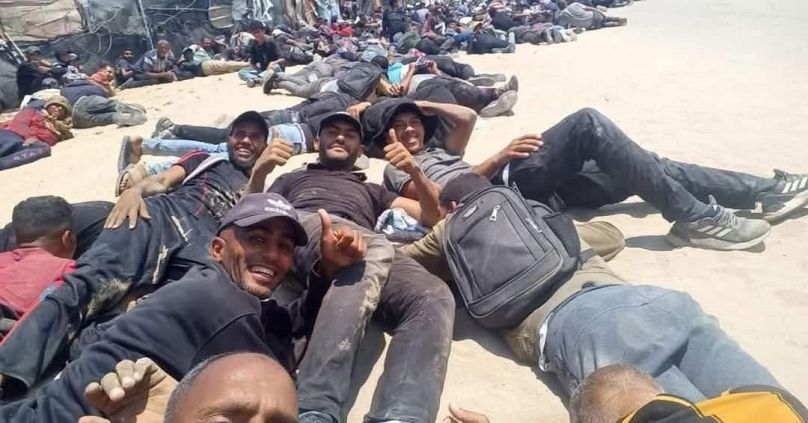 غزيون ينتظرون المساعدات