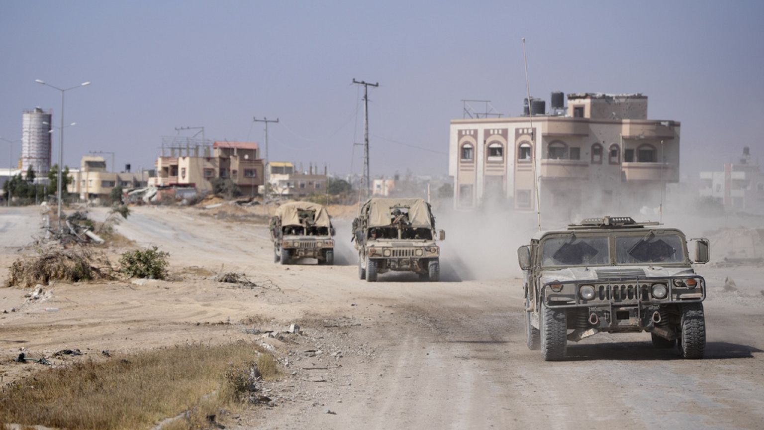 ARCHIVO Vehículos del Ejército israelí transportan a un grupo de soldados y periodistas dentro del sur de la Franja de Gaza, el domingo 8 de junio de 2025. 