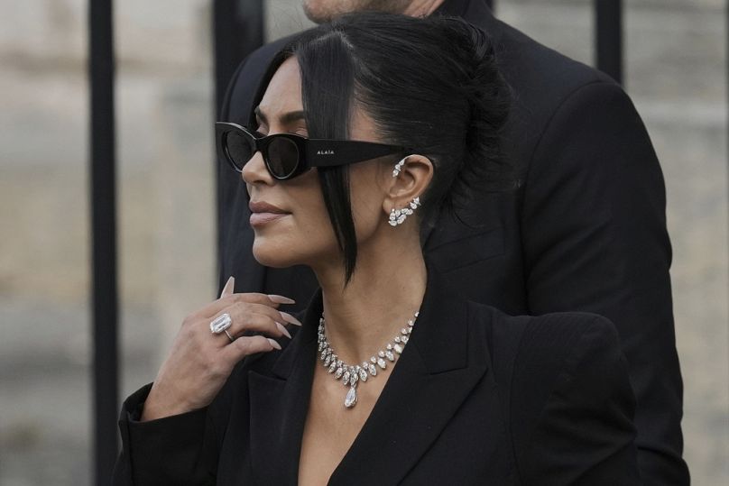 Im Mai sagte Kim Kardashian noch zu einem Raub ihrer Juwelen aus einem Pariser Hotelzimmer 2016 aus, jetzt ist sie zur Hochzeit von Jeff Bezos eingeladen.
