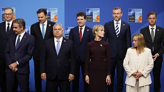 A magyar kormányfő a hágai NATO-csúcs többi résztvevőjével 