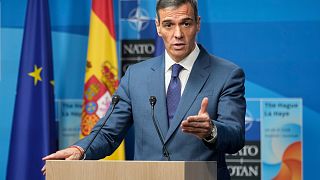 Il primo ministro spagnolo, Pedro Sanchez, parla durante una conferenza stampa al vertice Nato nei Paesi Bassi (25 giugno 2025)