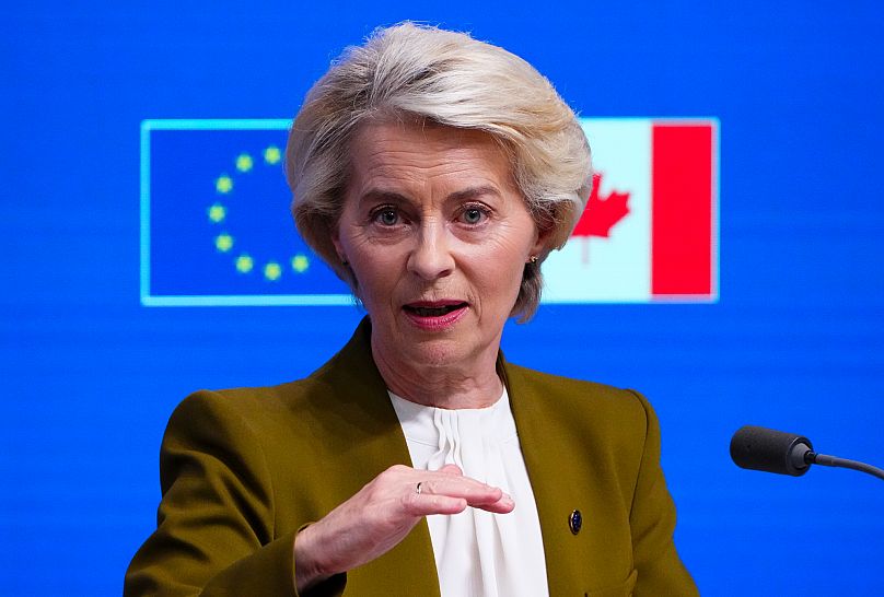 Ursula von der Leyen, przewodnicząca Komisji Europejskiej, bierze udział w konferencji prasowej podczas szczytu UE Kanada w Brukseli, poniedziałek, 23 czerwca 2025 r.