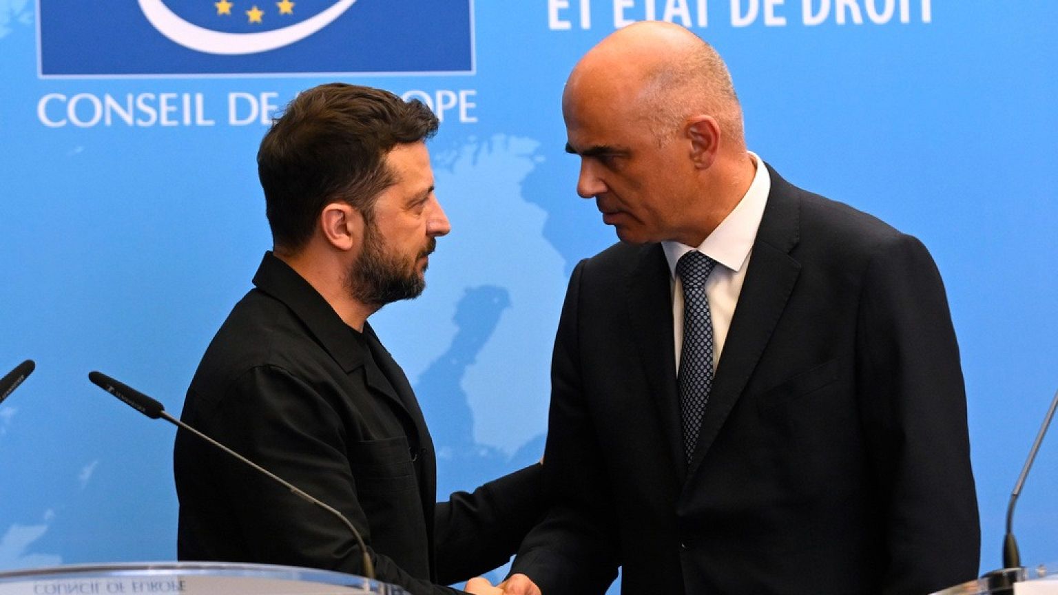 El presidente de Ucrania, Volodymyr Zelenskyy, estrecha la mano del jefe del Consejo de Europa, Alain Berset, en la rueda de prensa posterior a la firma del acuerdo sobre el tribunal, Estrasburgo, 25 de junio de 2025.