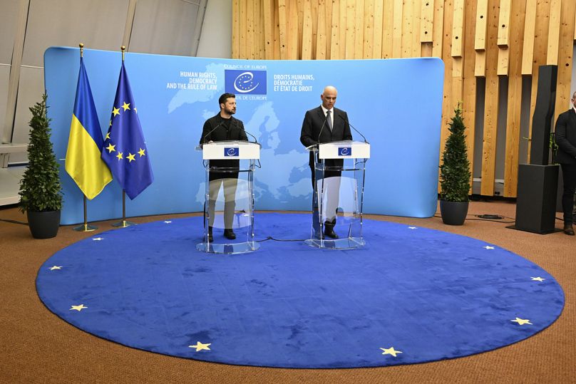 El presidente Zelenski y el jefe del CdE, Berset, en rueda de prensa tras la firma del acuerdo para la creación de un tribunal para los crímenes de agresión contra Ucrania,