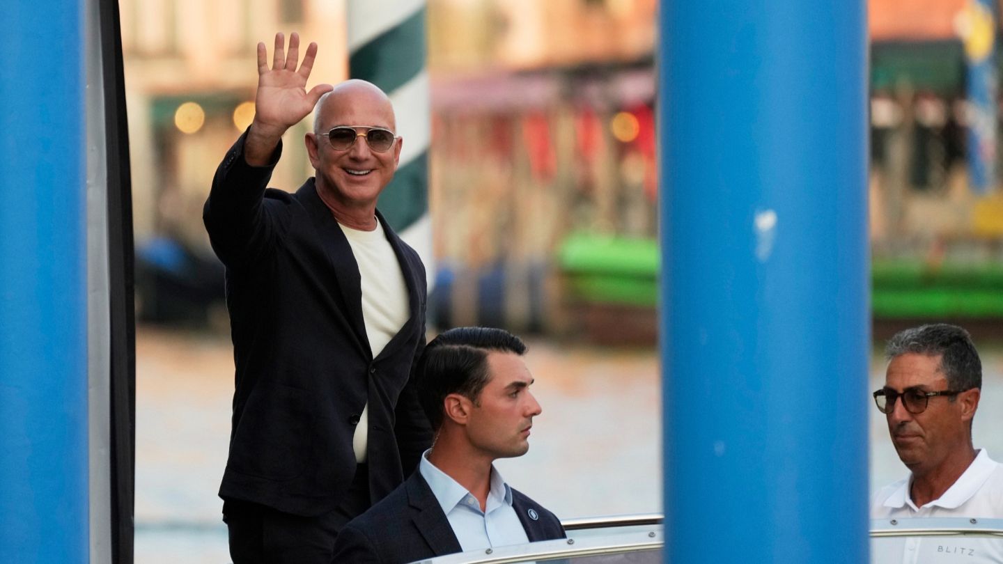 Unter Protesten: Jeff Bezos und Lauren Sánchez in Venedig eingetroffen |  Euronews, image size:1440x810
