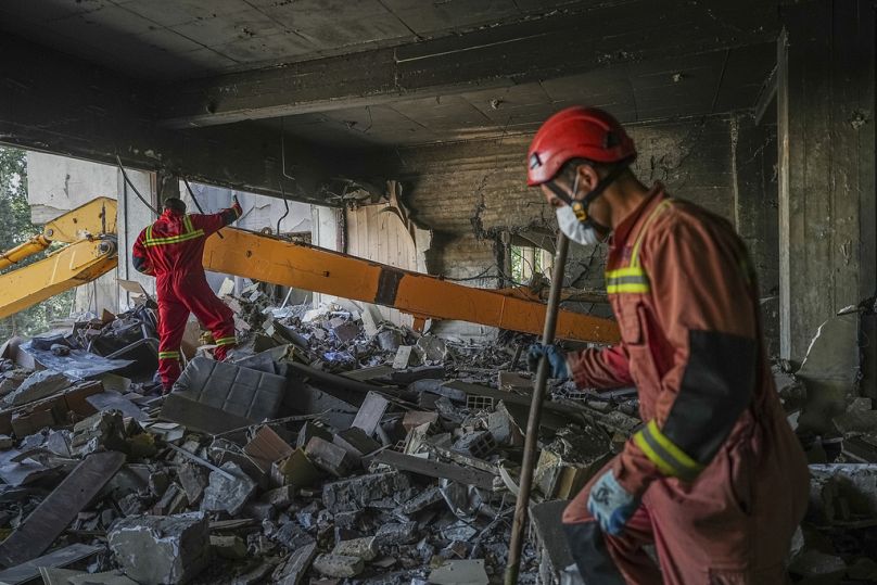  فرق إنقاذ تبحث وسط ركام سجن إيفين بعد ضربة إسرائيلية استهدفته قبل يوم، طهران، 24 حزيران/يونيو 2025.