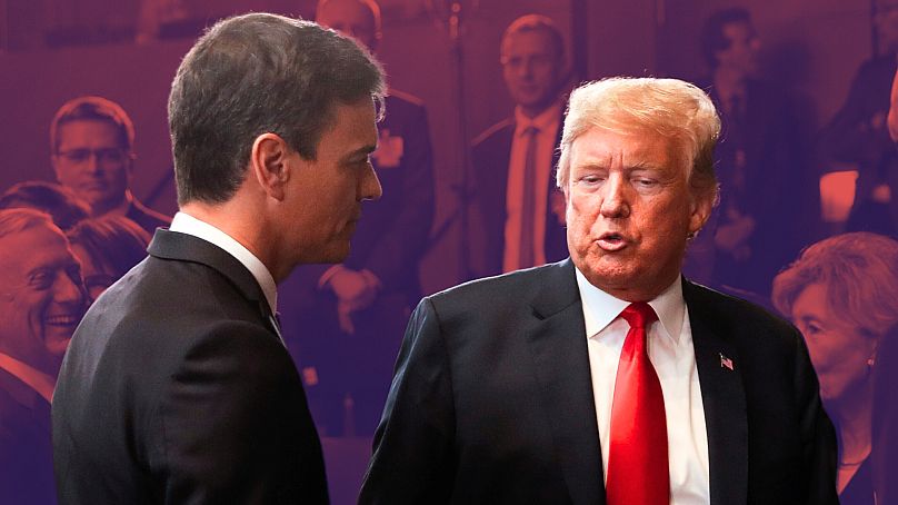 El presidente Donald Trump se detiene para hablar con el primer ministro español, Pedro Sánchez, mientras asisten a una reunión de la OTAN en julio de 2018 en Bruselas.