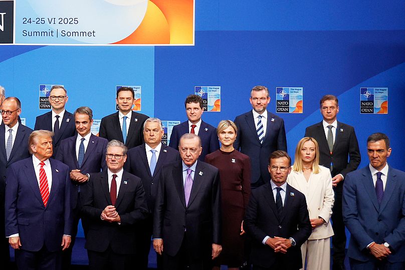 Trump (extremo izquierdo en la fila posterior) y Sánchez (extremo derecho) durante la foto de familia en la cumbre de la OTAN clausurada ayer, 25 de junio de 2025.