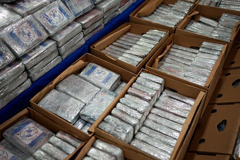 Des paquets de cocaïne sont présentés aux médias au siège de la police portugaise à Lisbonne, le mardi 2 mai 2023