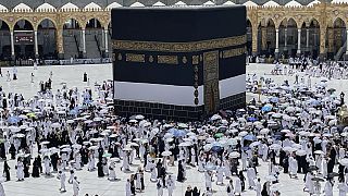 L'étoffe de soie de la Kaaba, remplacée à l'approche du nouvel an islamique 