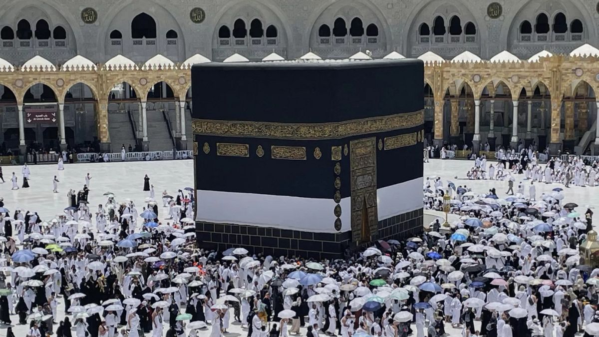 بخيوط من ذهب وحرير أسود.. الكعبة ترتدي كسوتها الجديدة مع بداية السنة الهجرية