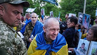 Soldati ucraini tornano a casa grazie a uno scambio di prigionieri di guerra tra Russia e Ucraina, Chernyhiv, Ucraina, 26 giugno 2025