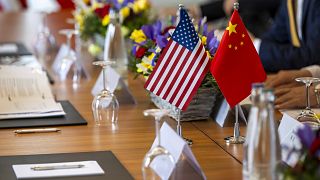 Le bandiere americana e cinese sono fotografate sul tavolo dei negoziati durante un incontro bilaterale tra Stati Uniti e Cina, a Ginevra, in Svizzera. 10 maggio 2025.