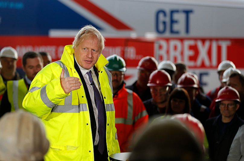 Alors Premier ministre britannique, Boris Johnson s'exprime lors d'une visite à Wilton Engineering Services, à Middlesbrough, en Angleterre, en novembre 2019