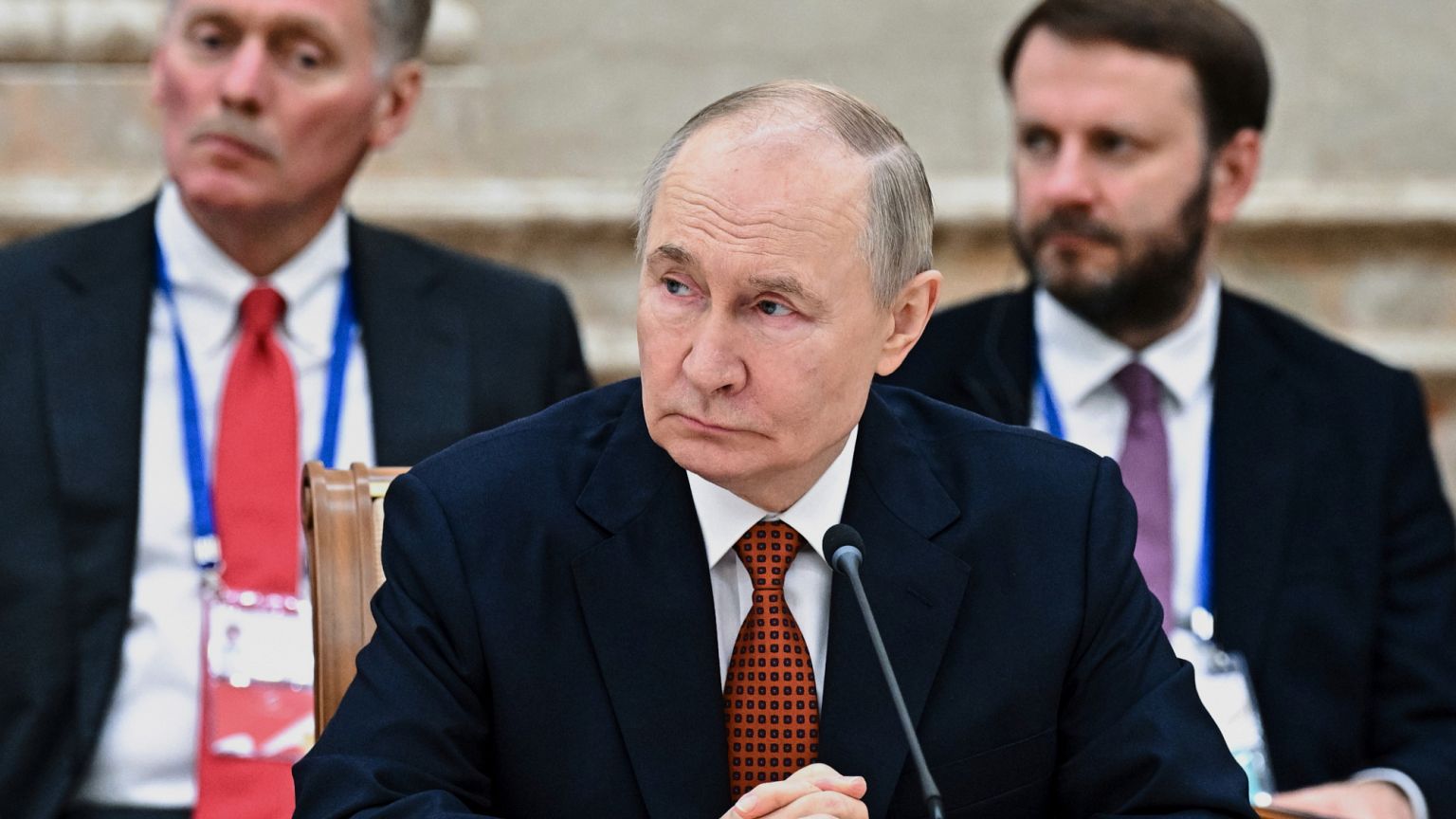 El presidente ruso Vladímir Putin asiste a una reunión de formato ampliado del Consejo Económico Supremo Euroasiático en Minsk, 27 de junio de 2025.