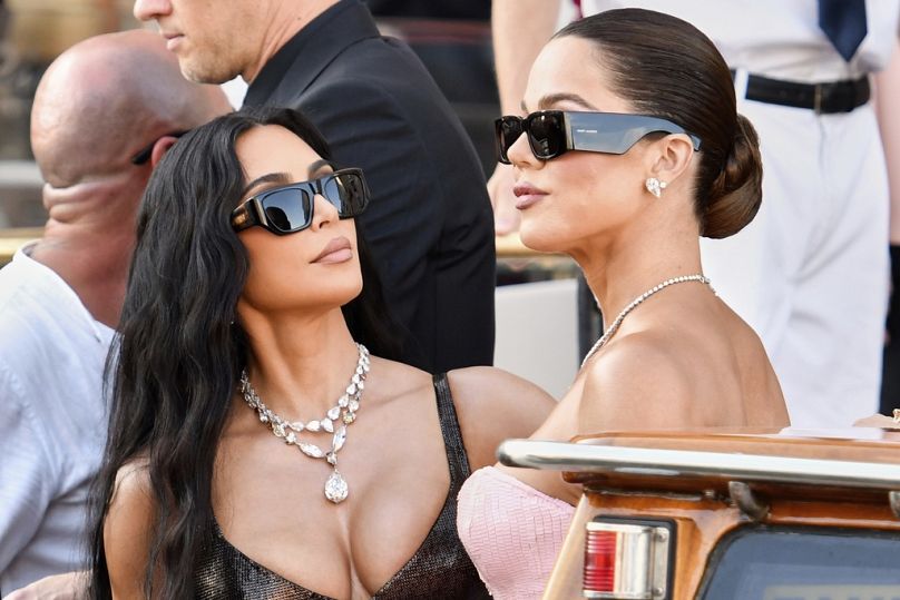 Kim Kardashian, à gauche, et Khloé Kardashian quittent un hôtel avant les célébrations du mariage tant attendues de Jeff Bezos et Lauren Sanchez, à Venise, le 27.06.25