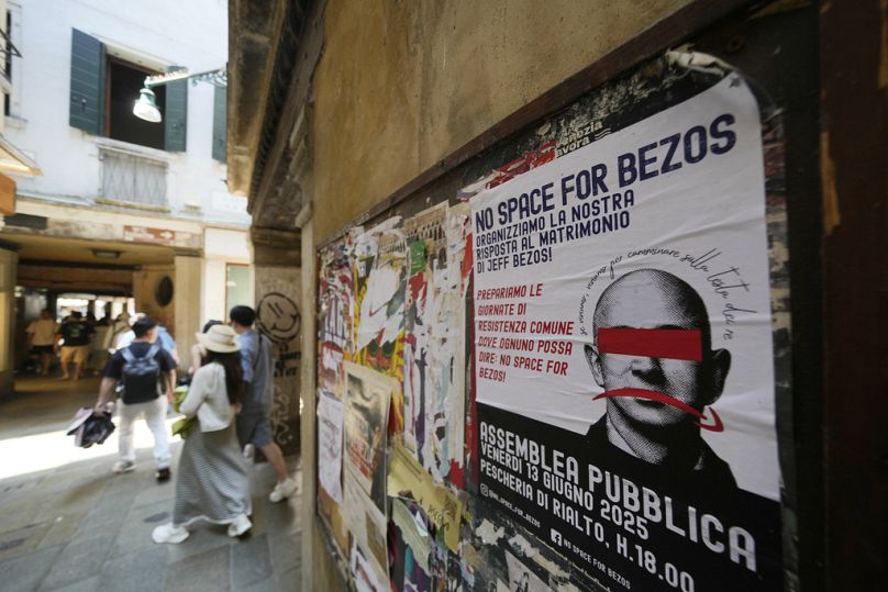 Une affiche de protestation « Pas de mariage de Jeff Bezos » est accrochée sur un mur à Venise, en Italie, le jeudi 12 juin 2025.