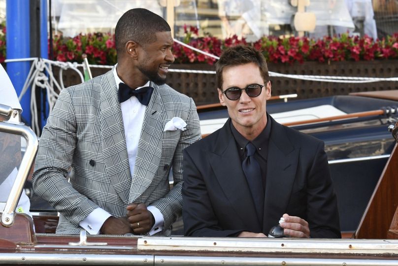 Usher, à gauche, et Tom Brady quittent un hôtel avant les célébrations de mariage attendues de Jeff Bezos et Lauren Sanchez, à Venise, en Italie, le vendredi 27 juin 2025.