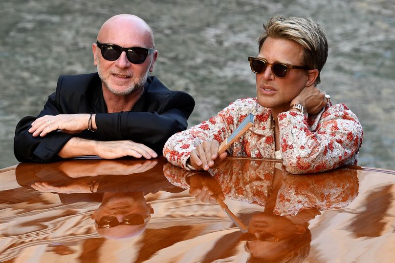 Domenico Dolce (balra), az esküvői ruhát jegyző divatház egyik alapítója megérkezik Velencébe 2025. június 27-én