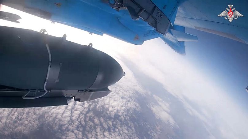 Un bombardier Su-34 de l'armée de l'air russe largue des bombes sur des positions ukrainiennes dans un lieu non divulgué (publié le jeudi 28 novembre 2024)