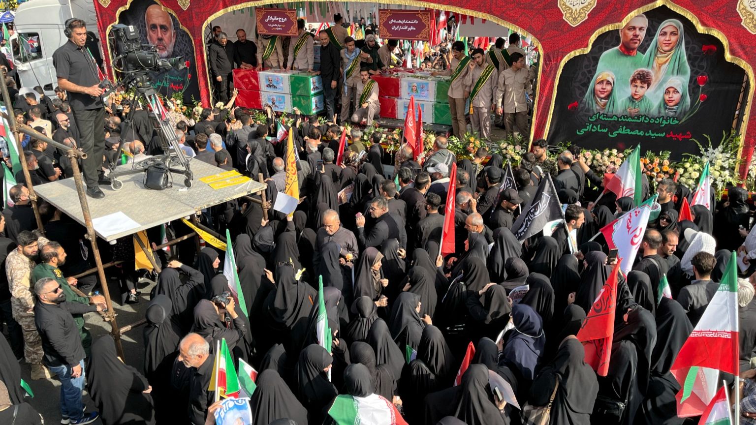 Irán celebra un funeral de Estado por los militares y científicos nucleares muertos en el conflicto con Israel | Euronews