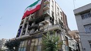 پرچم ایران بر روی ساختمان آسیب‌دیده در حملات اسرائيل به تهران