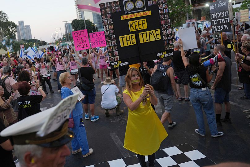 Des manifestants demandent la fin de la guerre et la libération des otages du Hamas, à Tel Aviv, Israël, à Tel Aviv, Israël, samedi 28 juin 2025.