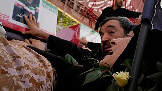 تحاول امرأة لمس نعش قائد الحرس الثوري الإيراني الجنرال حسين سلامي، إيران، السبت 28 يونيو/حزيران 2025.