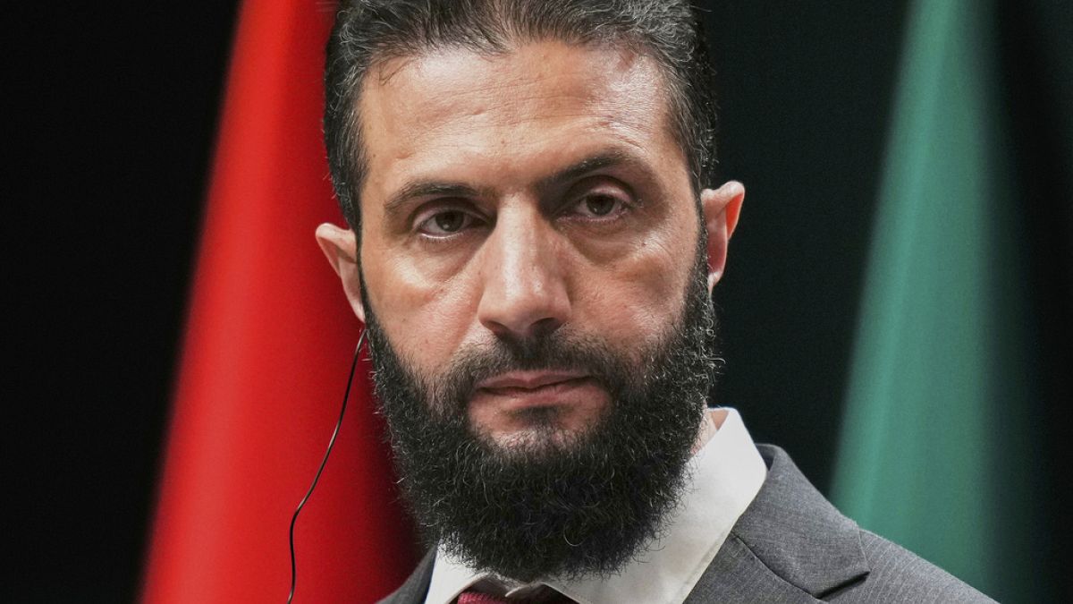خلال زيارته درعا.. مصادر سورية تنفي محاولة اغتيال أحمد الشرع