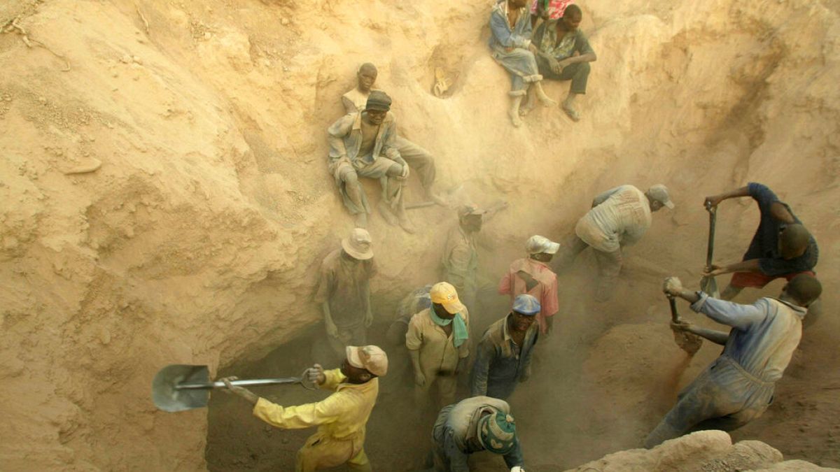 مقتل وإصابة 18 شخصاً بانهيار منجم ذهب شمال شرق السودان