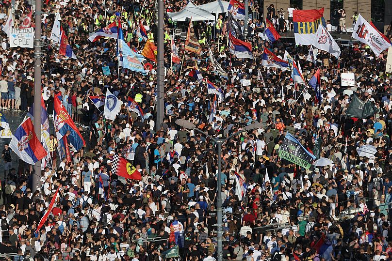 Des milliers de personnes participent à un grand rassemblement anti-gouvernemental pour réclamer des élections anticipées à Belgrade, en Serbie, le samedi 28 juin 2025