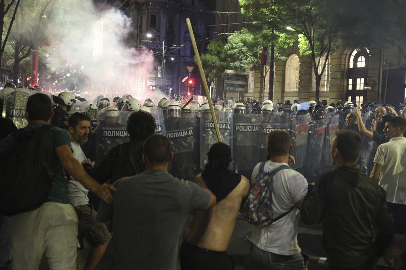 La polizia in tenuta antisommossa blocca il passaggio ai manifestanti antigovernativi alla fine della manifestazione di sabato a Belgrado, Serbia, 28 giugno 2025